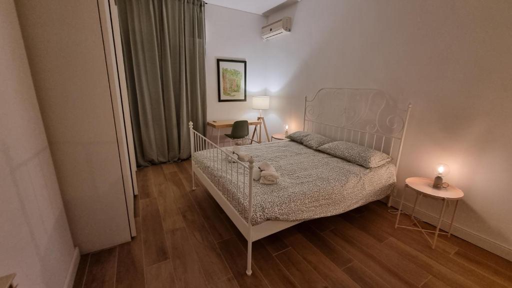 een slaapkamer met een bed en 2 tafels met kaarsen bij La Casa di G. in Rome