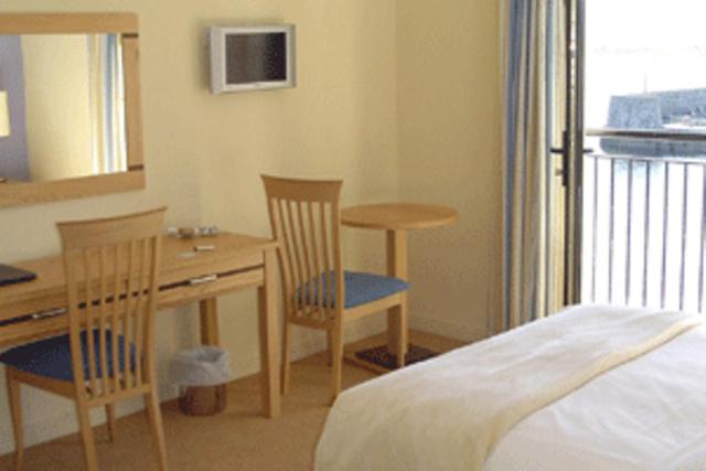 Postel nebo postele na pokoji v ubytování Pier Head Hotel Spa & Leisure