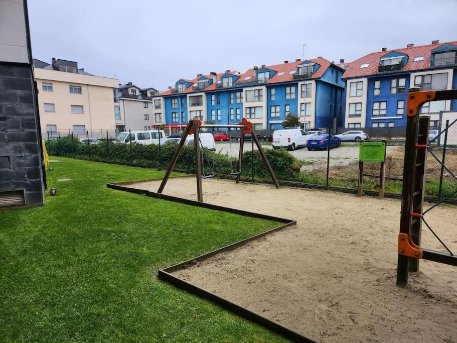 Vonkajšia záhrada v ubytovaní Apartamento de playa familiar, piscina y garaje.