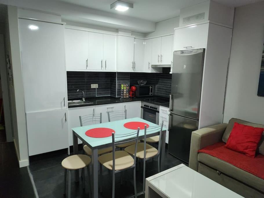Kuchyňa alebo kuchynka v ubytovaní Apartamento de playa familiar, piscina y garaje.