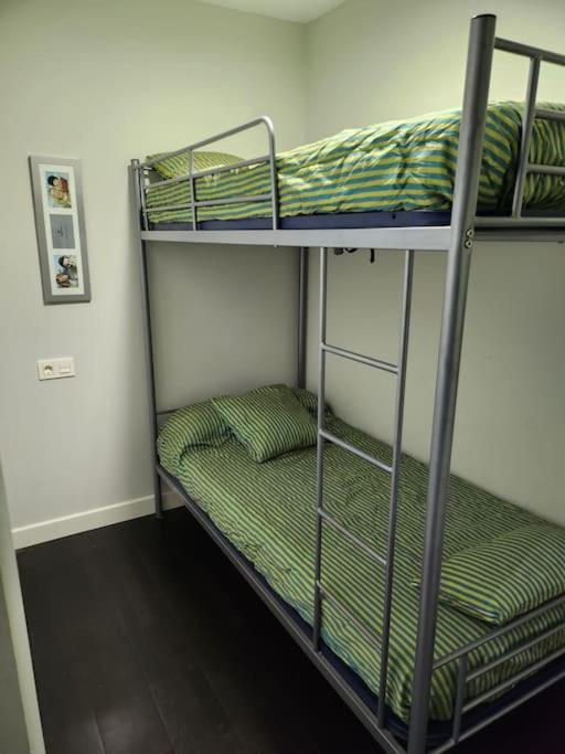 Posteľ alebo postele v izbe v ubytovaní Apartamento de playa familiar, piscina y garaje.