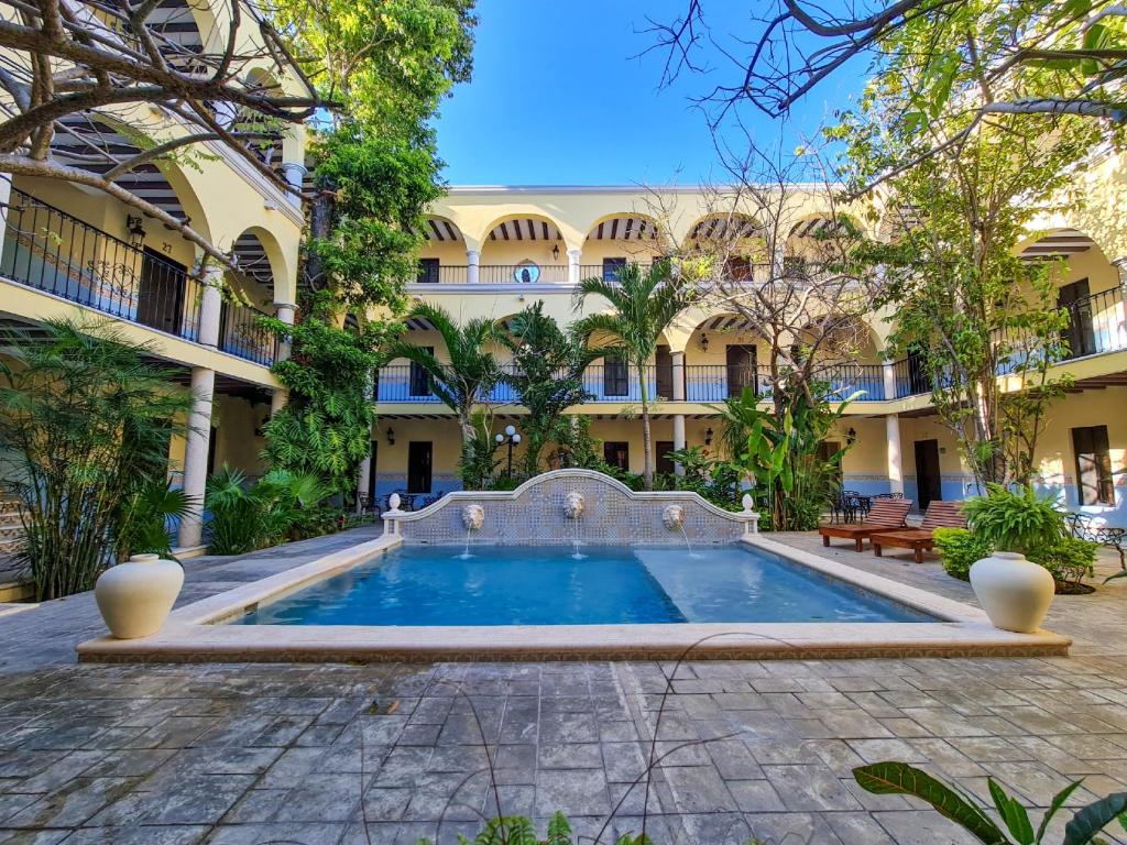 a pool in the courtyard of a building at Hotel Fundadores in Valladolid