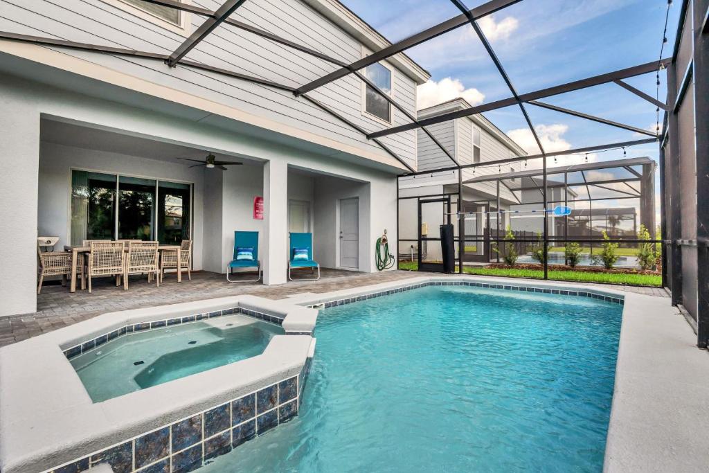 uma piscina numa casa com tecto de vidro em Private Pool Villa wPool Table, On-Site WaterPark em Davenport