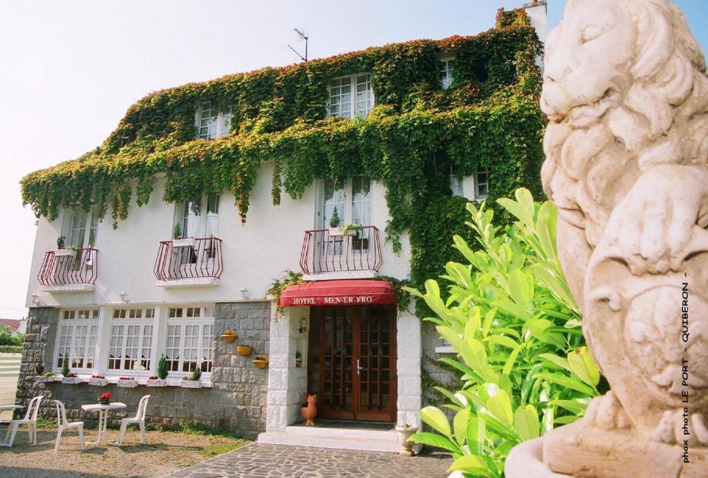 Un bâtiment blanc avec du lierre sur lui dans l'établissement Hotel Men Er Vro, à Quiberon