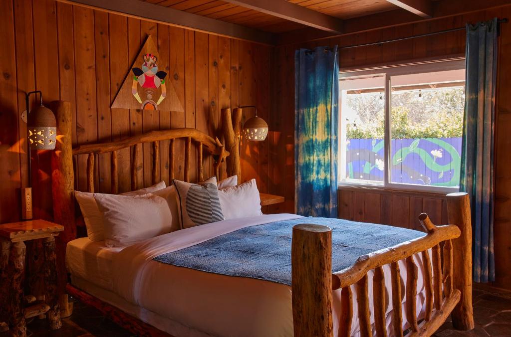 - une chambre avec un lit dans une pièce dotée d'une fenêtre dans l'établissement Ojai Rancho Inn, à Ojai