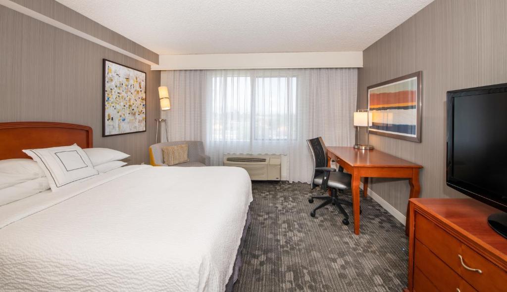 Courtyard by Marriott Newark Silicon Valley - King Room With Adapted Tub - Mobility Accessible