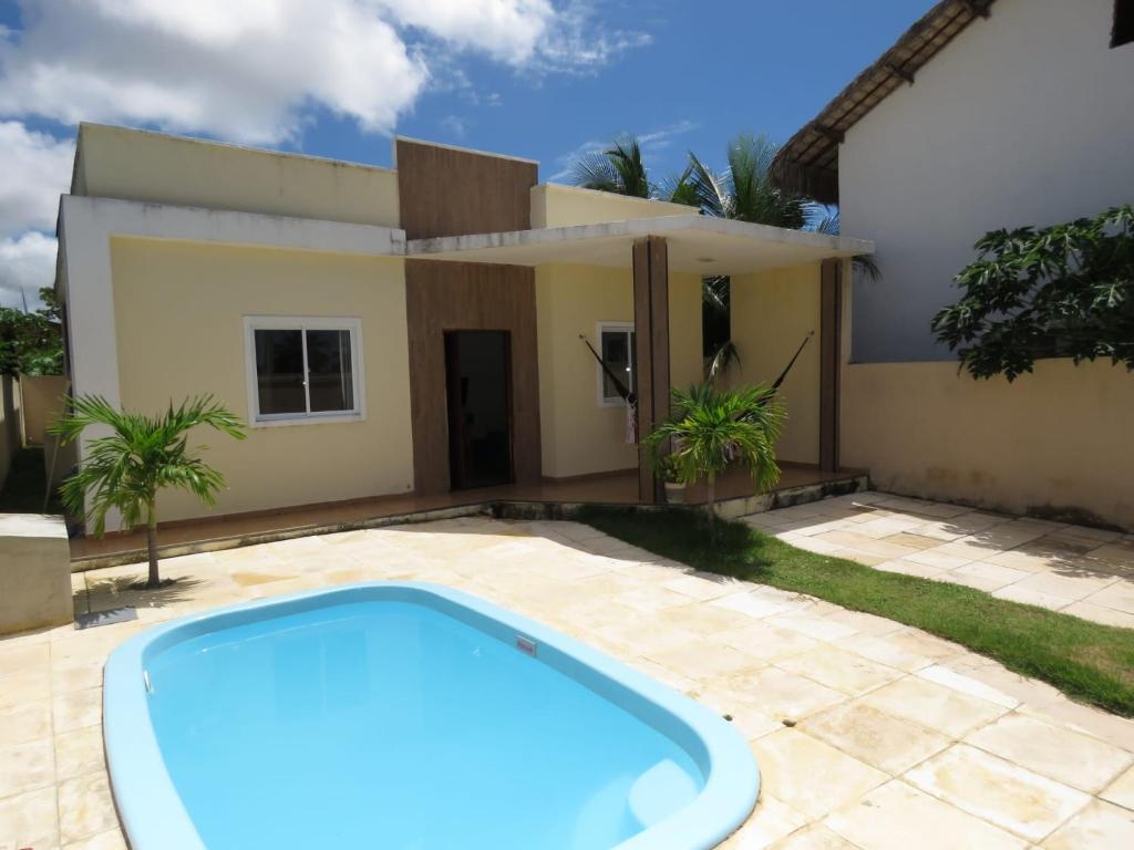 una piscina di fronte a una casa di Casa Mar e Dunas a Icaraí