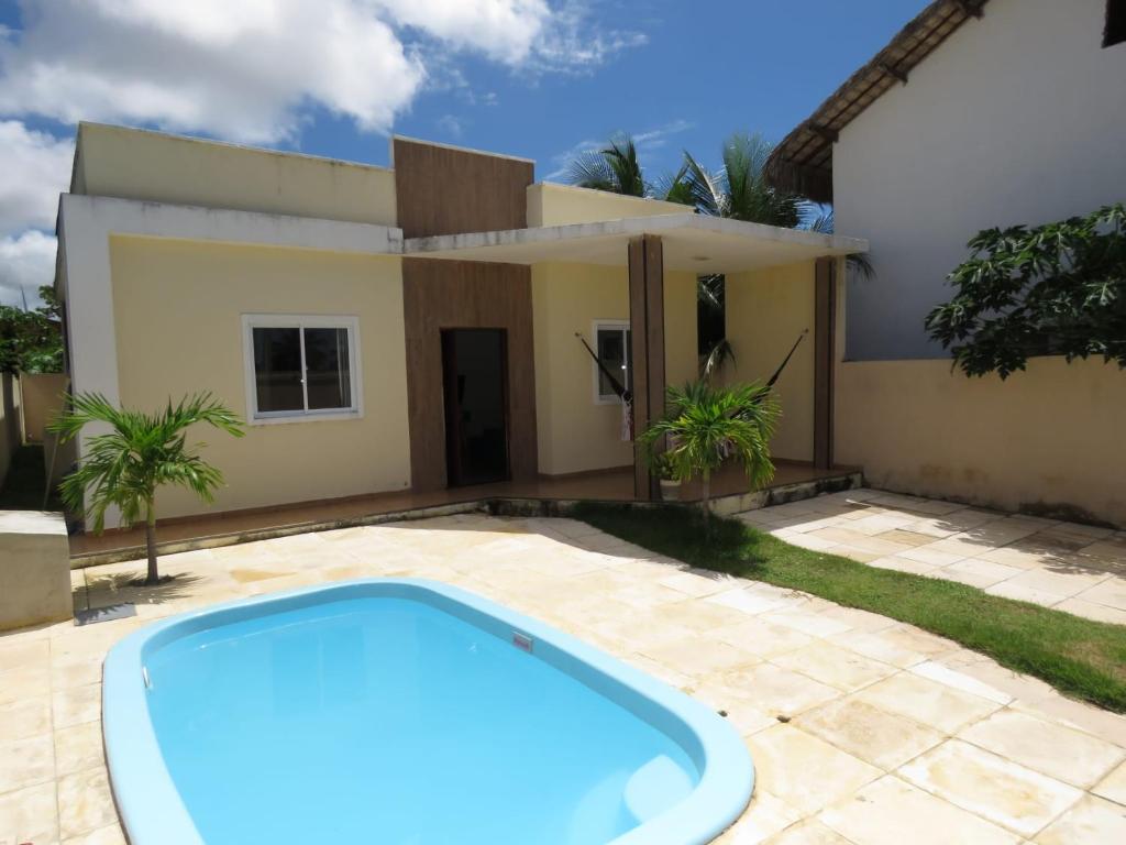 una piscina davanti a una casa di Casa Mar e Dunas a Icaraí