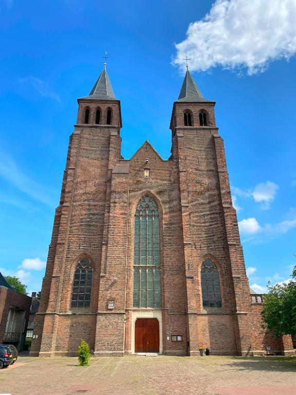 a large brick church with two towers at Walburgis Residenties in Arnhem