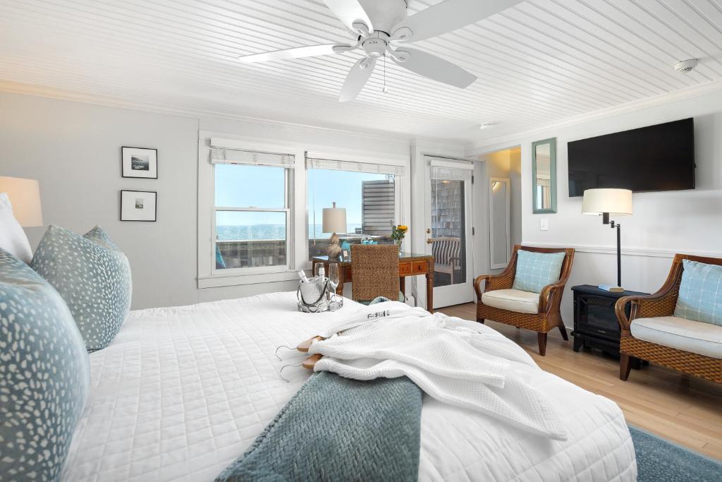Inn on the Sound - King Room With Balcony