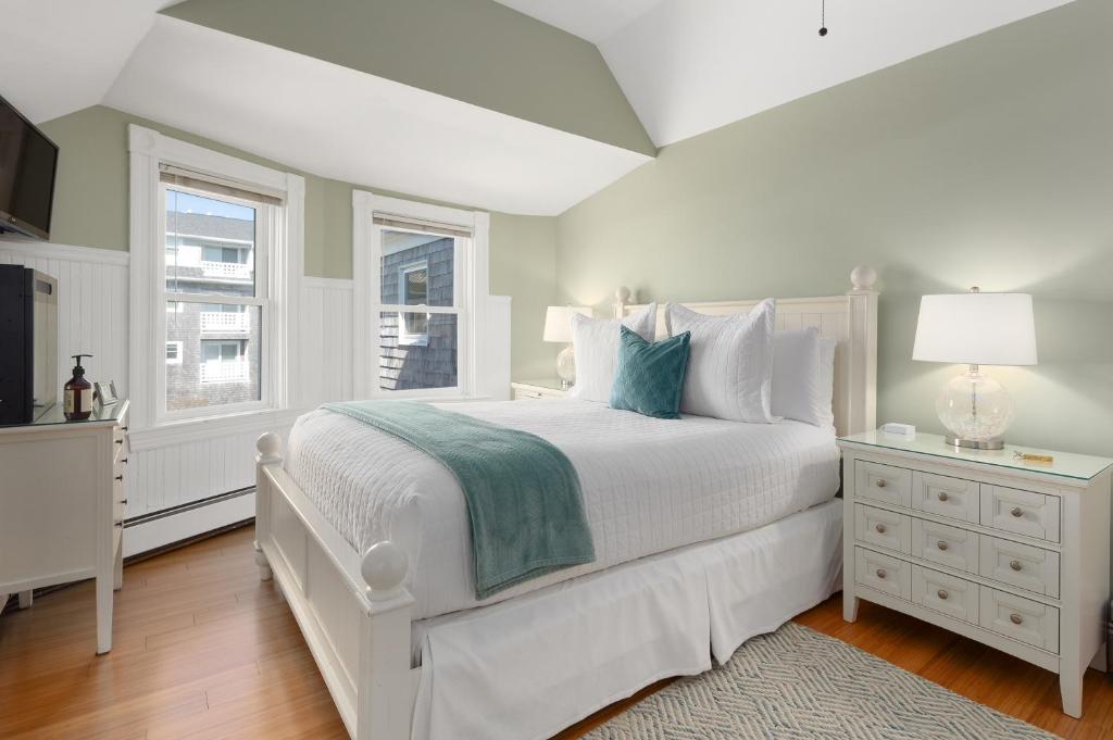 Inn on the Sound - Deluxe Queen Room