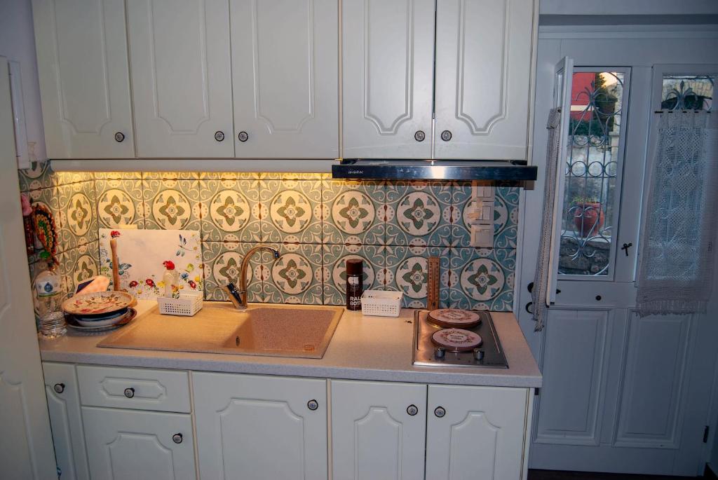 A kitchen or kitchenette at Yangos traditional home