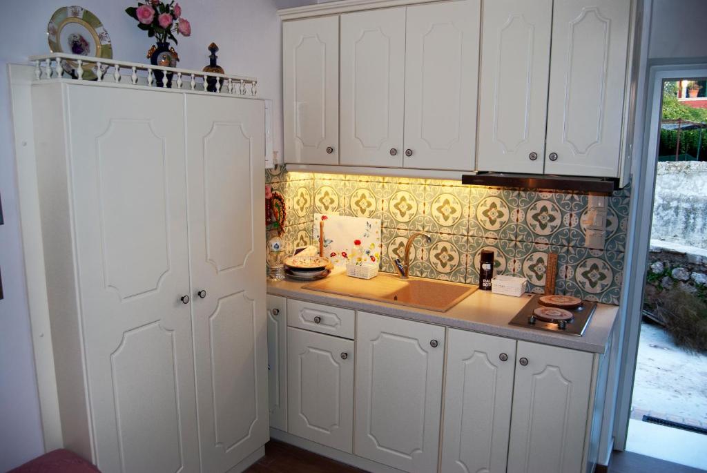 A kitchen or kitchenette at Yangos traditional home