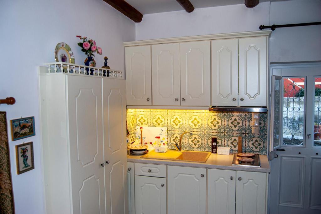 A kitchen or kitchenette at Yangos traditional home