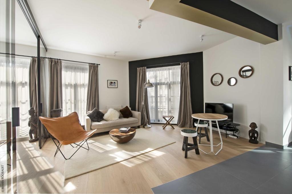 sala de estar con sofá y mesa en Smartflats Premium - Palace du Grand Sablon, en Bruselas