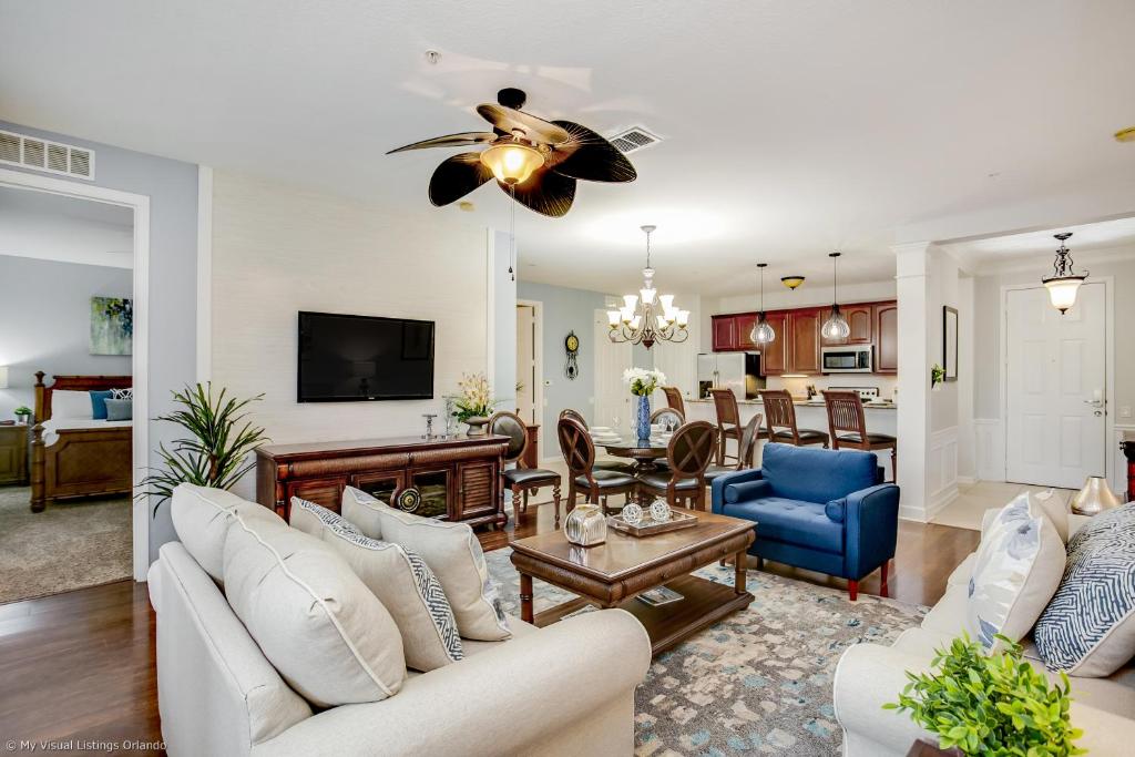ein Wohnzimmer mit Sofas und ein Esszimmer in der Unterkunft NY Getaway in Orlando