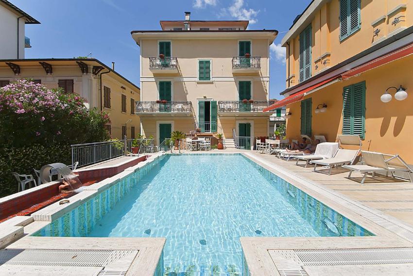 a swimming pool in front of a building at Hotel Maestoso in Montecatini Terme