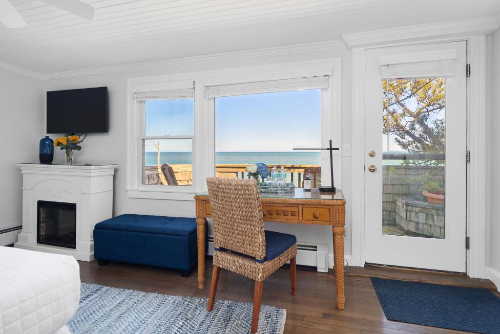 Inn on the Sound - Superior King Room