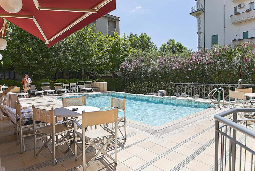 Bazén v ubytování Hotel Maestoso nebo v jeho okolí