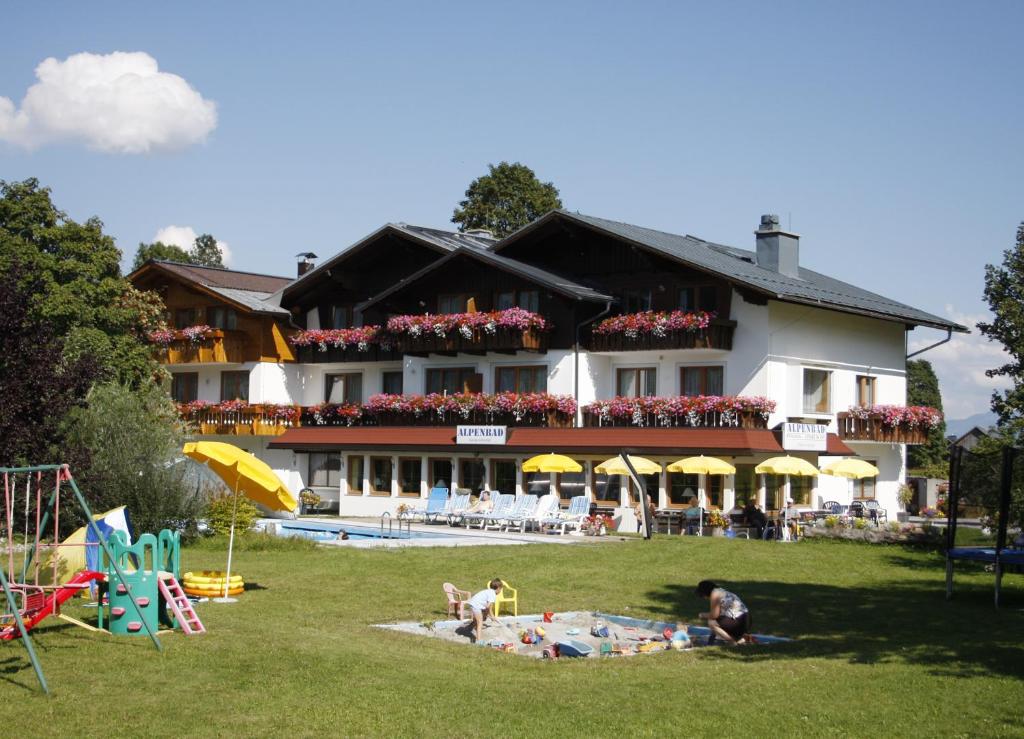 Bazén v ubytovaní Alpenbad alebo v jeho blízkosti
