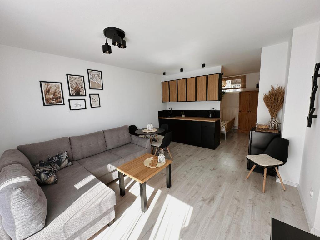 sala de estar con sofá y mesa en Apartamenty Kowalska, en Kościerzyna