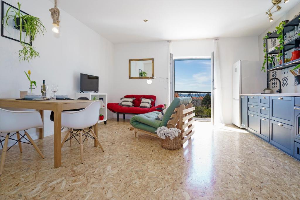 Il comprend une cuisine et un salon avec une table et un canapé. dans l'établissement 4-star Apartments Bianco, à Kaštela