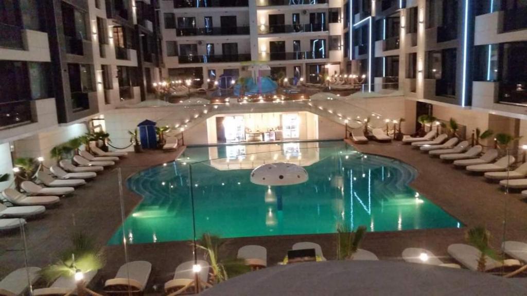 Bazén v ubytování Mamaia Nord apartament Roxana, prima linie, 10 metri distanta de plaja, apartament cu vedere la mare nebo v jeho okolí
