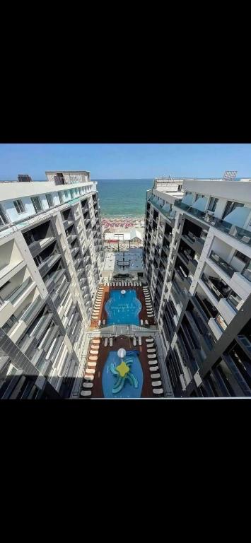 Bazén v ubytování Mamaia Nord apartament Roxana, prima linie, 10 metri distanta de plaja, apartament cu vedere la mare nebo v jeho okolí