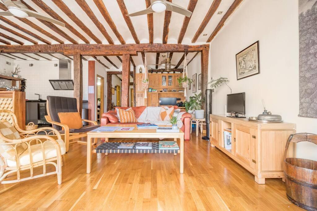 Telewizja i/lub zestaw kina domowego w obiekcie Sea views in the heart of the old town