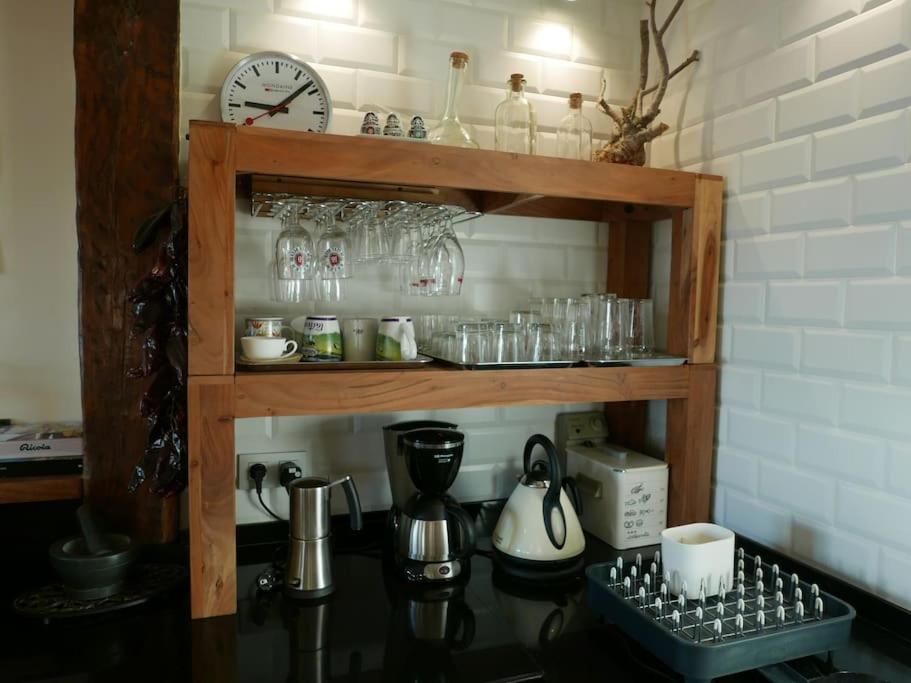 Zestaw do parzenia kawy i herbaty w obiekcie Sea views in the heart of the old town