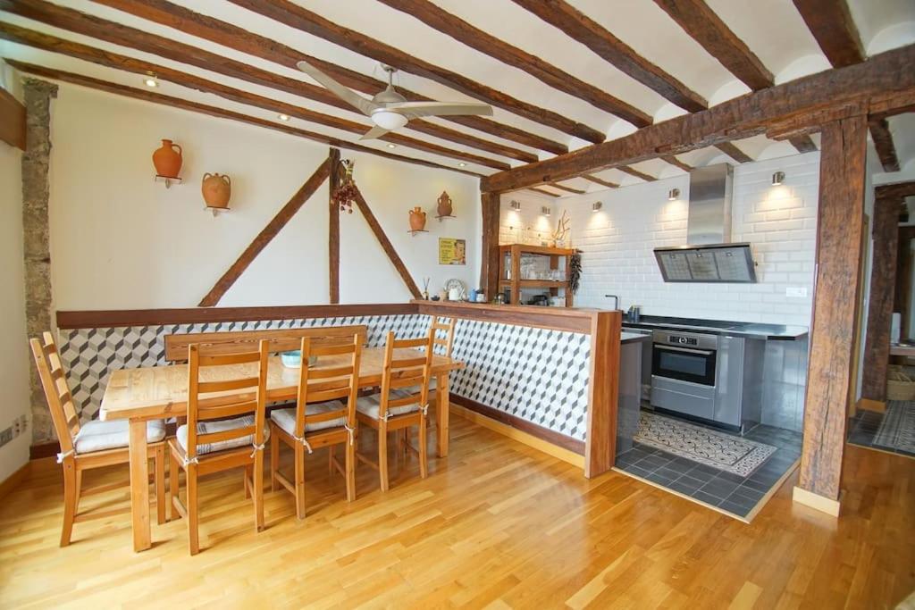 Kuchnia lub aneks kuchenny w obiekcie Sea views in the heart of the old town