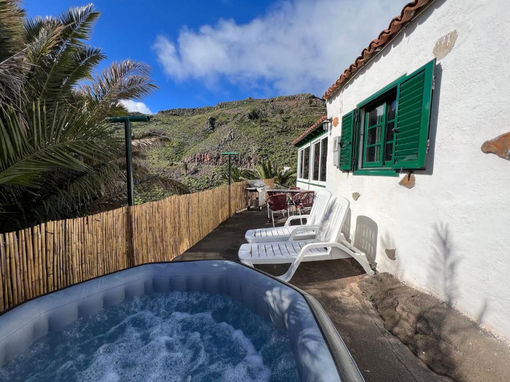 una bañera de hidromasaje en el patio trasero de una casa en Fincasol, en San Sebastián de la Gomera