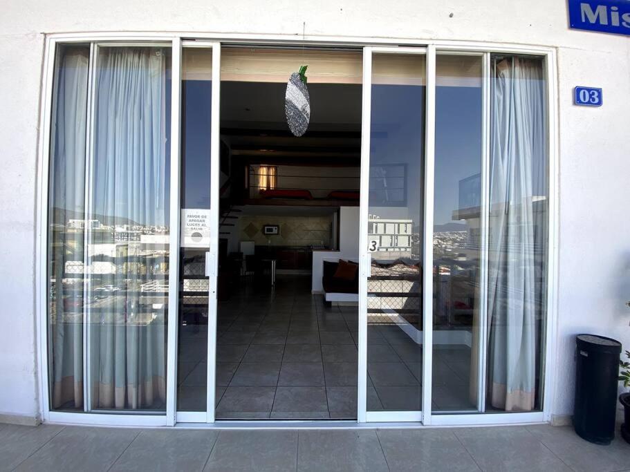 uma porta de vidro de correr aberta de um edifício em Suite Misión Juriquilla #3 em Juriquilla