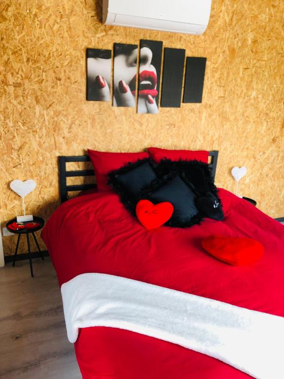 Postel nebo postele na pokoji v ubytování Mini Love Room jacuzzi privatif
