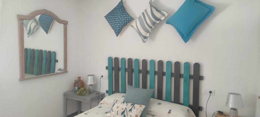 1 dormitorio con cama y espejos en la pared en piso en Vallecas, en Madrid