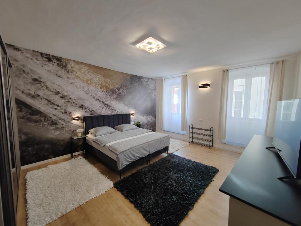 Un dormitorio con una cama y un cuadro en la pared. en Town Square Apartment, en Zadar