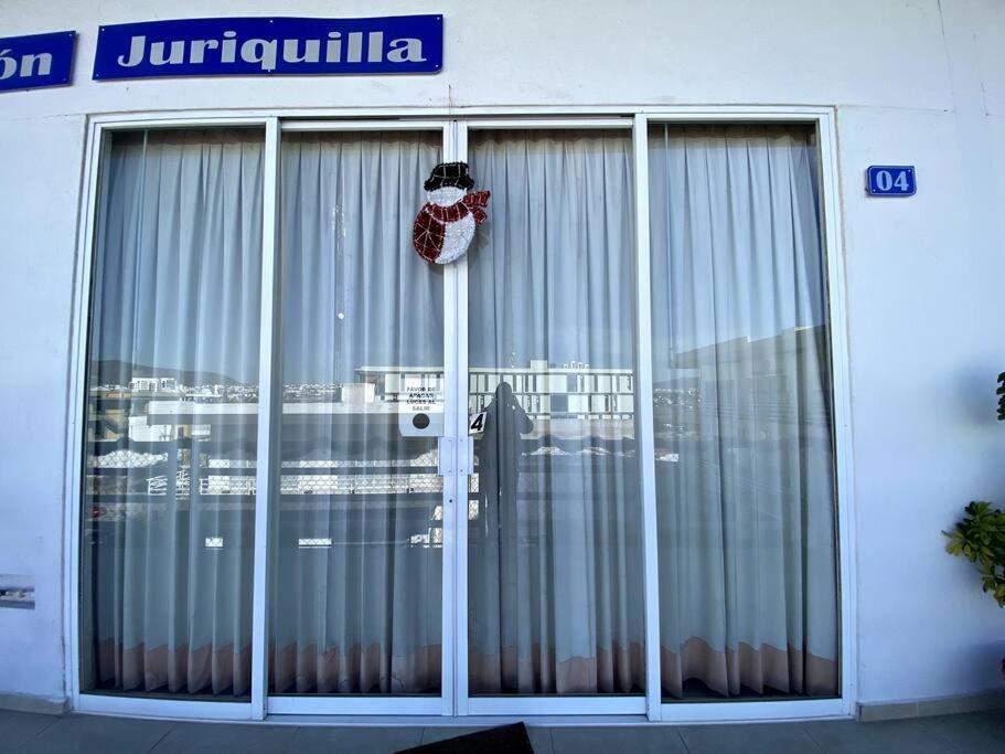 una gran puerta corredera de cristal de un edificio en Suite Misión Juriquilla #4, en Juriquilla