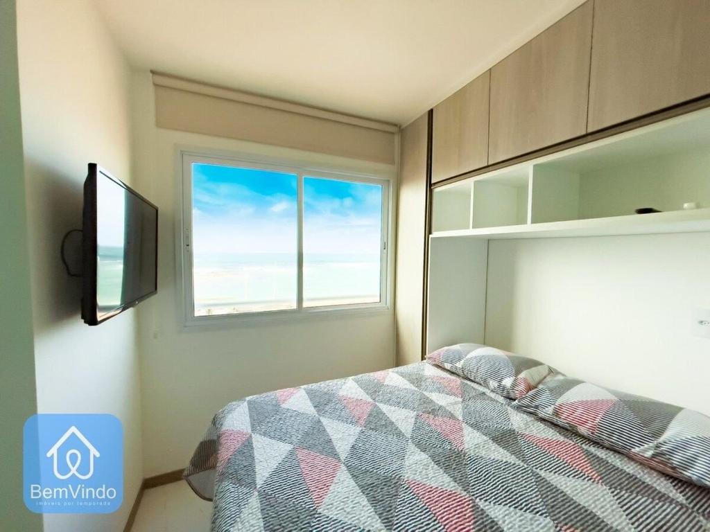 a bedroom with a bed and a window at Studio Completo a 150m da Praia de Piatã 2 in Salvador