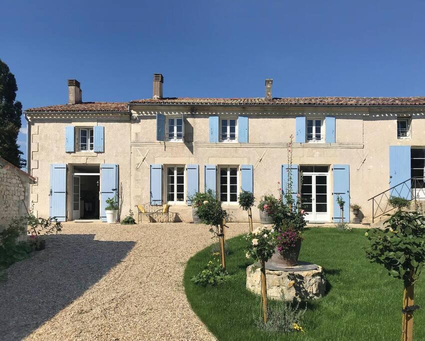 Cette grande maison en pierre dispose d'un jardin. dans l'établissement Très Jolie, à Saint-Martin-de-la-Coudre