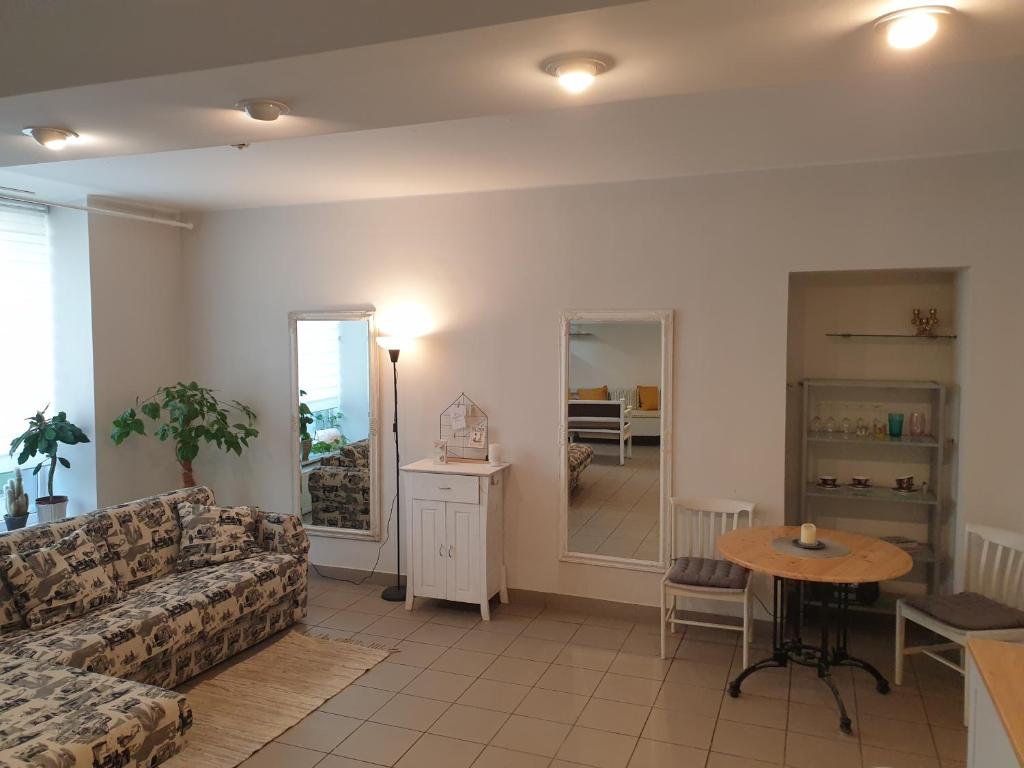 uma sala de estar com um sofá e uma mesa em CAMELLIA STUDIO apartment & parking em Riga