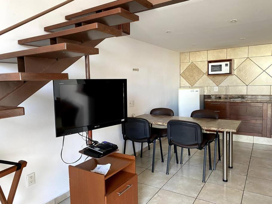 A television and/or entertainment centre at Suite Misión Juriquilla #5