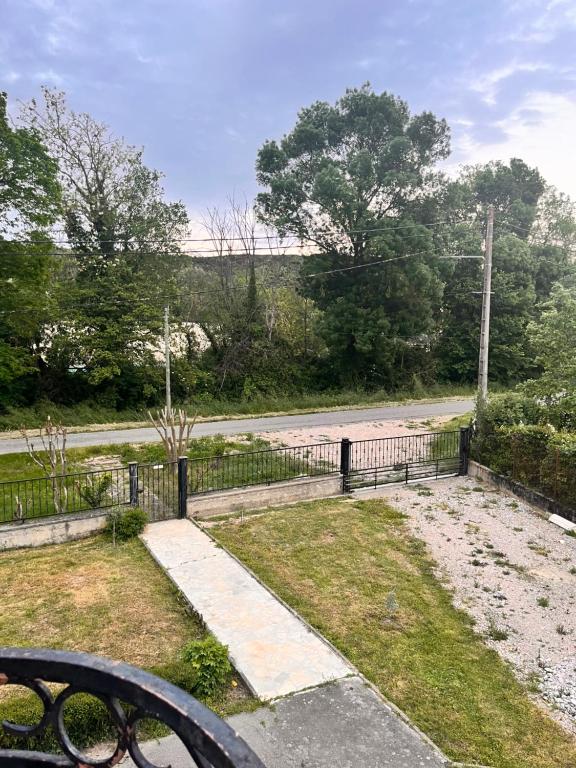 un banco del parque con vistas a la carretera en Maison du parc, en Vernet