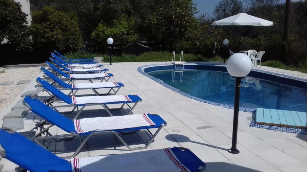 Bazén v ubytování Rose Apartments Mesonghi nebo v jeho okolí