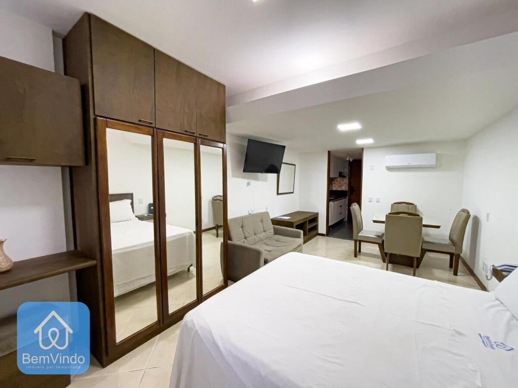 Habitación de hotel con cama y sala de estar. en Apartamento aconchegante com píer e acesso ao Mar, en Salvador