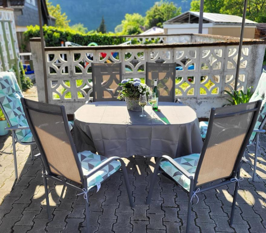 una mesa con dos sillas y un jarrón de flores en Haus Valentonio, en Zeltingen-Rachtig