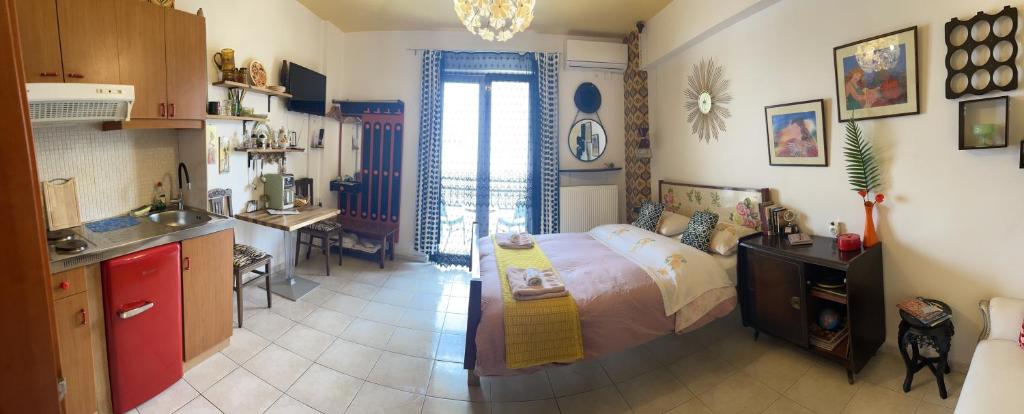 una cocina y un dormitorio con una cama en una habitación en Reina studio, en Heraclión