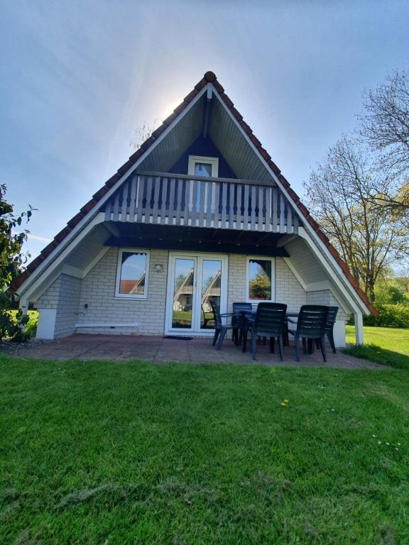 een huis met een tafel en stoelen ervoor bij Vakantiehuisje in Gramsbergen in Gramsbergen