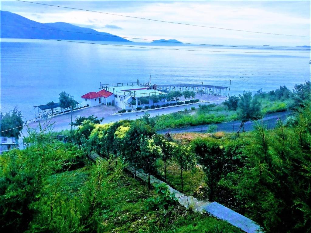 Green Radhime Retreat - Cozy 2 Bedroom Home near the Beach - Image 9
