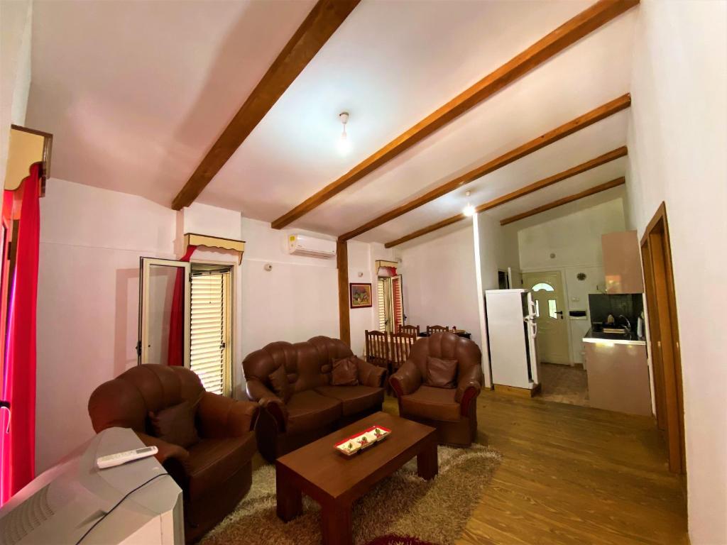 Green Radhime Retreat - Cozy 2 Bedroom Home near the Beach - Image 4