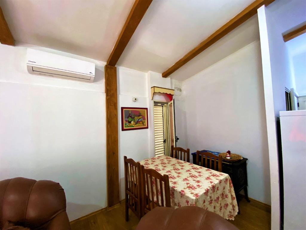 Green Radhime Retreat - Cozy 2 Bedroom Home near the Beach - Image 7